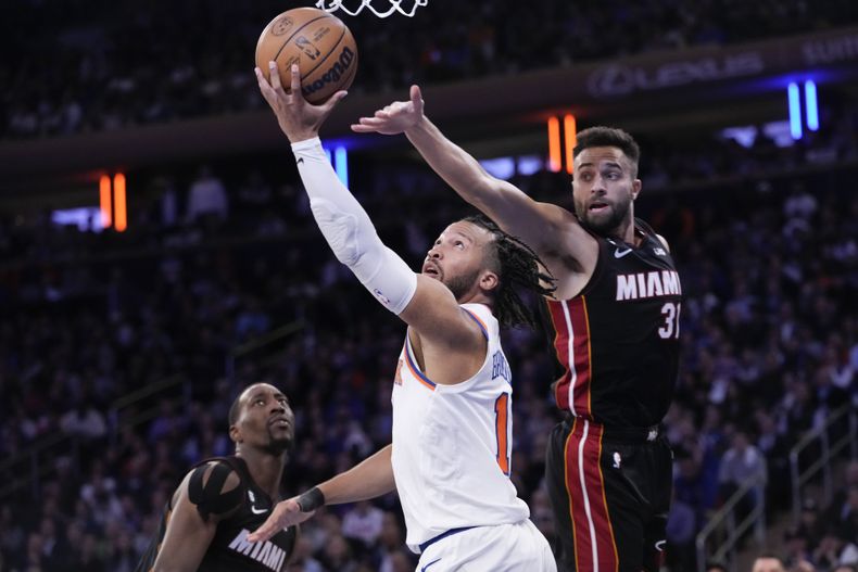 Jalen Brunson, base de los Knicks de Nueva York, encesta frente a Max Strus, del Heat de Miami, en el segundo partido de su serie de playoffs, el martes 2 de mayo de 2023 (AP Foto/Mary Altaffer)