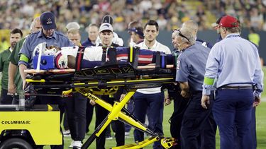 Isaiah Bolden, cornerback de los Patriots de Nueva Inglaterra, es retirado del terreno tras lastimarse en un partido de pretemporada ante los Packers de Green Bay, el sábado 19 de agosto de 2023 (AP Foto/Matt Ludtke)
