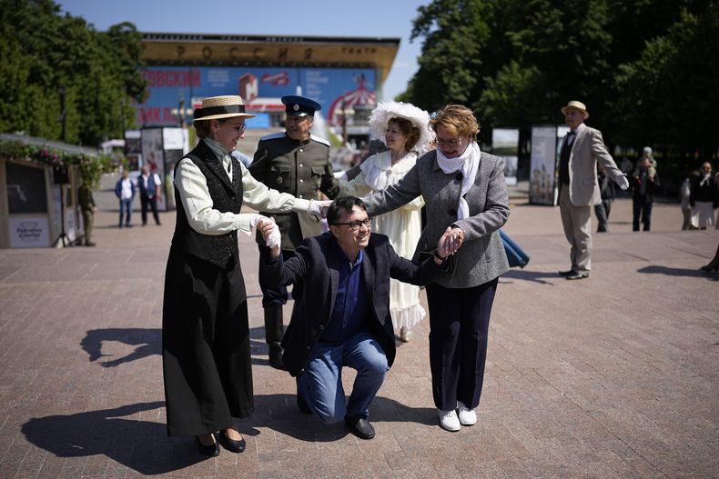 Actores con disfraces históricos rusos participan en una ceremonia por el Día Nacional de Rusia, en la Plaza Pushkinskaya de Moscú, el 12 de junio de 2023.. (Foto AP /Alexander Zemlianichenko)