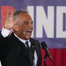 El aspirante presidencial Robert F. Kennedy, Jr. saluda tras dar un discurso durante un evento de campaña en el Independence Mall, el lunes 9 de octubre de 2023, en Filadelfia. (AP Foto/Matt Rourke)