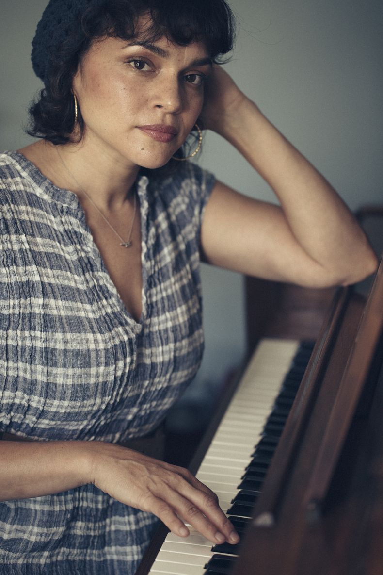 ARCHIVO - La cantautora Norah Jones posa para un retrato en el estado de Nueva York el 8 de junio de 2020. Para Jones, el álbum Little Broken Hearts es una lección sobre cómo aprovechar al máximo una mala experiencia. A una década de su lanzamiento el álbum se destaca como una pequeña joya. (Foto Victoria Will/Invision/AP)