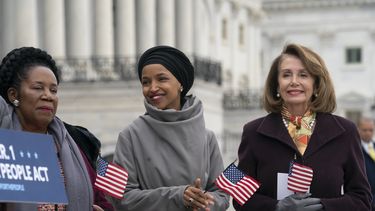 Trump tuitea video alterado de Omar; demócratas la defienden