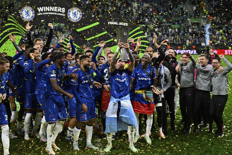 Enzo Fernández alza el trofeo de campeones luego que Chelsea venció 4-1 a Real Betis en la final de la Conference League, el miércoles 28 de mayo de 2025. (AP Foto/Denes Erdos)
