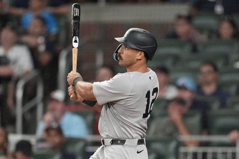 Trent Grisham (12) de los Yankees de Nueva York conecta un grand slam contra los Bravos de Atlanta en la novena entrada de un partido de béisbol, el sábado 19 de julio de 2025, en Atlanta. (AP Photo/Mike Stewart)