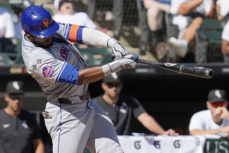 Starling Marte, de los Mets de Nueva York, conecta doble productor de una carrera durante la novena entrada del juego de béisbol en contra de los Medias Blancas de Chicago, el domingo 1 de septiembre de 2024, en Chicago. (AP Foto/Nam Y. Huh)