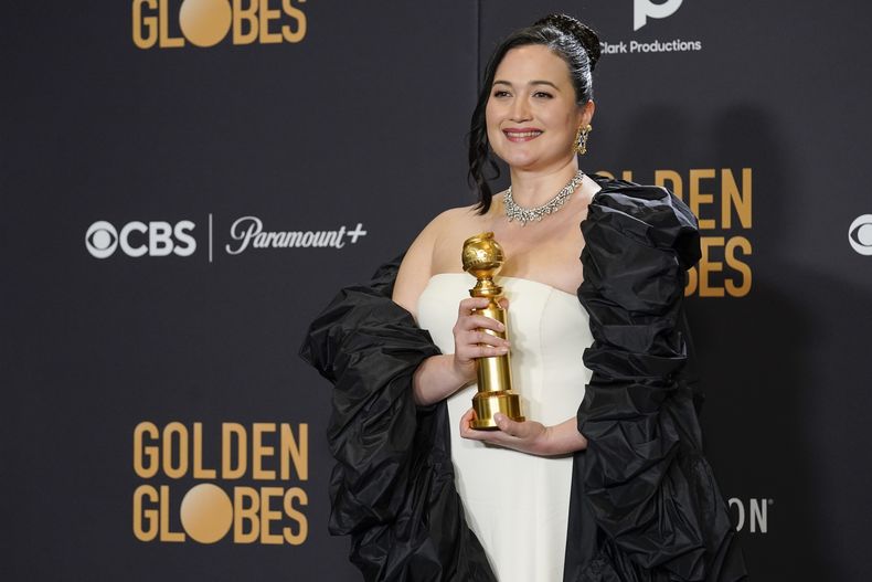 Lily Gladstone posa en la sala de prensa con el premio a la mejor actriz de una película de drama por Killers of the Flower Moon en la 81a edición de los Globos de Oro el domingo 7 de enero de 2024, en el Hotel Beverly Hilton en Beverly Hills, California. (Foto AP/Chris Pizzello)