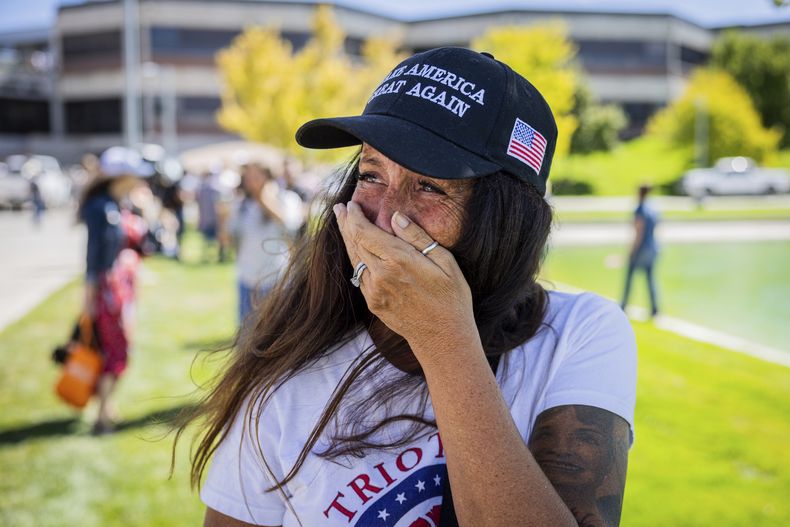 Allison Hemingway-Witty llora después de que Charlie Kirk fuera baleado durante la visita de Turning Point a la Universidad Utah Valley en Orem, Utah, el miércoles 10 de septiembre de 2025. (Tess Crowley/The Deseret News via AP)