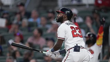 Michael Harris II, de los Bravos de Atlanta, observa su jonrón solitario en el juego del martes 1 de agosto de 2023, ante los Angelinos de Los Ángeles (AP Foto/John Bazemore)