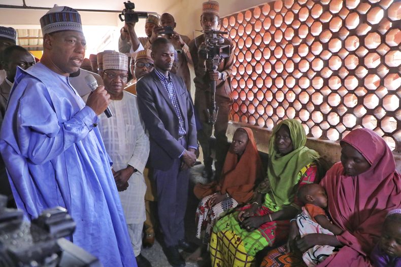 Babagana Zulum, gobernador del estado de Borno, habla con las víctimas de un ataque con bomba, en un hospital en Maiduguri, Nigeria, el sábado 12 de abril de 2025. (AP Foto)
