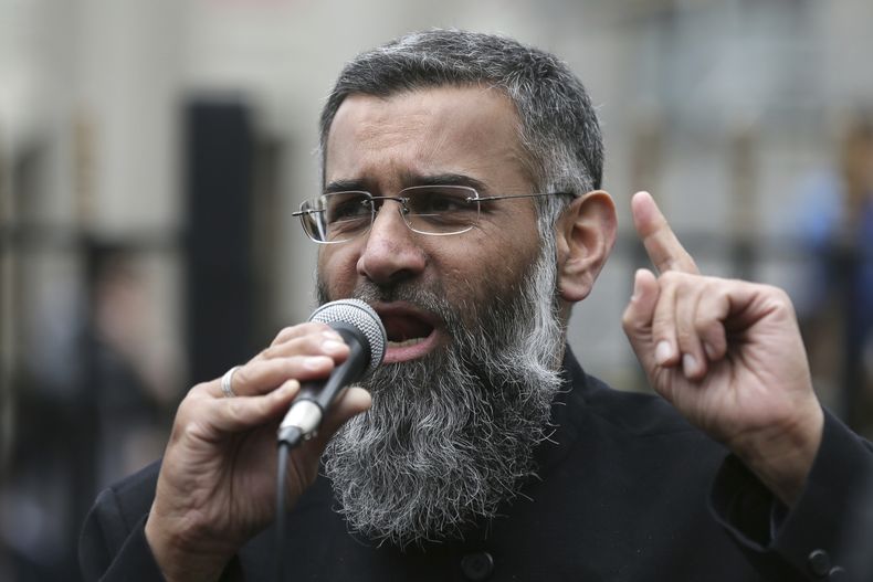 El predicador británico Anjem Choudary en Londres el 3 de abril de 2015. (Foto AP /Tim Ireland)