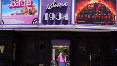 ARCHIVO - Una clienta compra un boleto de cine debajo de una marquesina con las películas Barbie y Oppenheimer en el Cine Los Feliz, el 28 de julio de 2023, en Los Ángeles. El segundo Día Nacional del Cine anual se llevará a cabo el domingo 27 de agosto de 2023 con entradas a 4 dólares en salas de todo Estados Unidos. (Foto AP/Chris Pizzello, archivo)