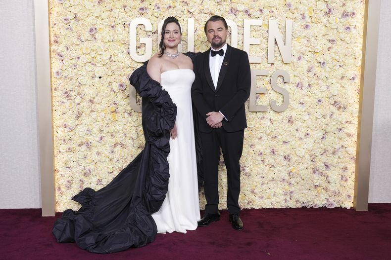 Lily Gladstone, izquierda, y Leonardo DiCaprio llegan a la 81a entrega de los Globos de Oro el domingo 7 de enero de 2024, en el Hotel Beverly Hilton en Beverly Hills, California. (Foto Jordan Strauss/Invision/AP)