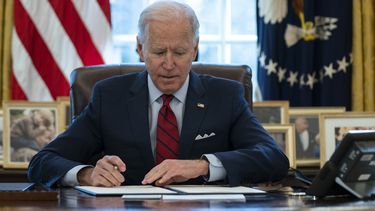 Biden tomará medidas para ampliar el seguro médico en EEUU