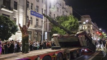 Miembros de la compañía militar Grupo Wagner cargan un tanque en un camión en una calle de Rostov en el Don, Rusia, el sábado 24 de junio de 2023, antes de abandonar una zona en el cuartel general del Distrito Militar Sur de Rusia. Las tropas de Yevgeny Prigozhin que se sumaron en un alzamiento no serán procesadas y no se les ofrecerán contratos en el Ministerio de Defensa, según dijo el portavoz del Kremlin Dmitry Peskov. Tras el anuncio del acuerdo el sábado, Prigozhin ordenó a sus tropas que detuvieran su avance hacia Moscú y se retirasen a campamentos en Ucrania, donde han combatido junto a las fuerzas rusas. (AP Foto)