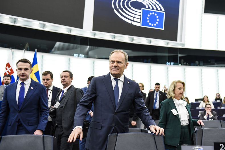 El primer ministro polaco Donald Tusk en la sede del Parlamento Europeo en Estrasburgo, Francia, el 22 de enero del 2025. (AP foto/Pascal Bastien)
