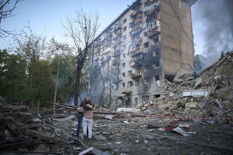 Residentes reaccionan tras un ataque de misil ruso contra un edificio de apartamentos durante una ronda de ataques de misiles y drones rusos en Kiev, Ucrania, el martes 17 de junio de 2025. (AP Foto/Efrem Lukatsky)
