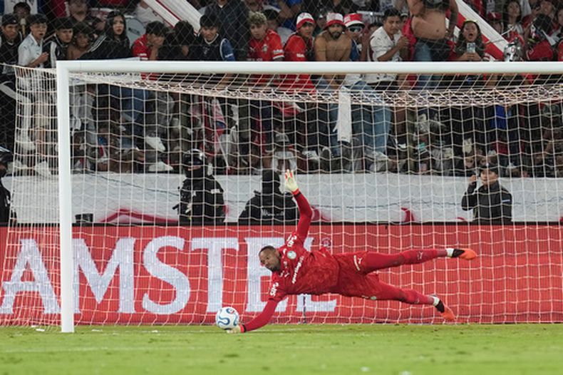 Carlos Miguel, portero de Palmeiras brasileño, ataja un penalti a Luis Segovia, de la Liga Deportiva Universitaria, de Ecuardor, en la definición de la tanda de penaltis en el partido de los cuartos de final de la Copa Libertadores, el miércoles 16 de septiembre de 2026, en Quito, Ecuador. (AP Foto/Dolores Ochoa)
