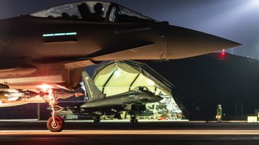 En esta foto, proporcionada por el Ministerio de Defensa del Reino Unido, un avión Typhoon de la Real Fuerza Aérea se prepara para despegar con otras aeronaves para atacar blancos hutíes en Yemen, el sábado 24 de febrero de 2024. (Cabo Tim Laurence/RAF/Ministerio de Defensa del R.U. vía AP)