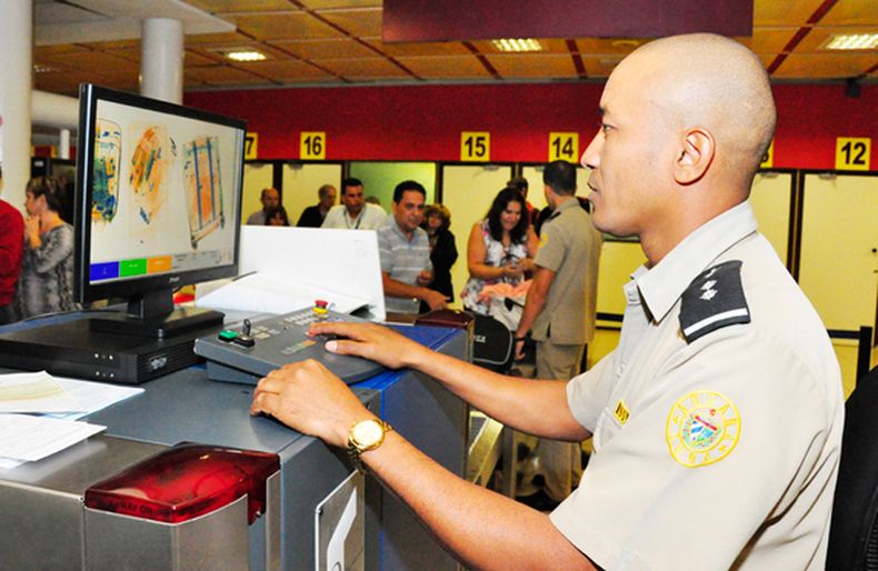 Aumenta el robo de computadoras y cámaras fotográficas y la revisión del contenido de dichos productos.