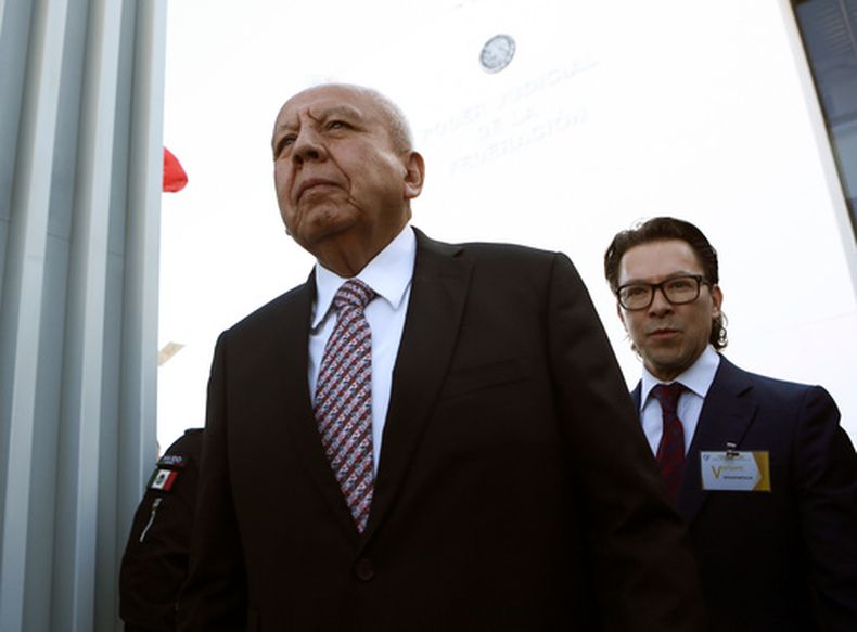 ARCHIVO - El titular del Instituto Nacional de Migración de México, Francisco Garduño (en primer plano), llega a los tribunales en Ciudad Juárez, México, el 21 de abril de 2023. (Foto AP/Christian Chávez, archivo)