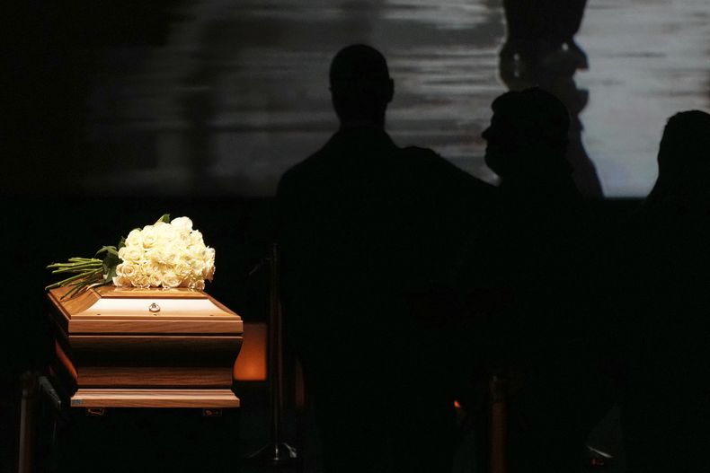 La gente rinde homenaje al diseñador de moda Giorgio Armani, quien yace en el Armani/Teatro en Milán, en el norte de Italia, el sábado 6 de septiembre de 2025. (Foto AP/Antonio Calanni)