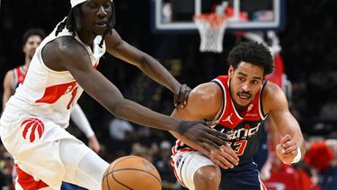 El escolta de los Wizards de Washington, Jordan Poole, a la derecha, pierde el control del balón contra el alero de los Raptors de Toronto, Mouhmamdou Gueye, a la izquierda, durante la segunda mitad de un partido de baloncesto de la NBA, el sábado 23 de marzo de 2024, en Washington. (AP Foto/John McDonnell)