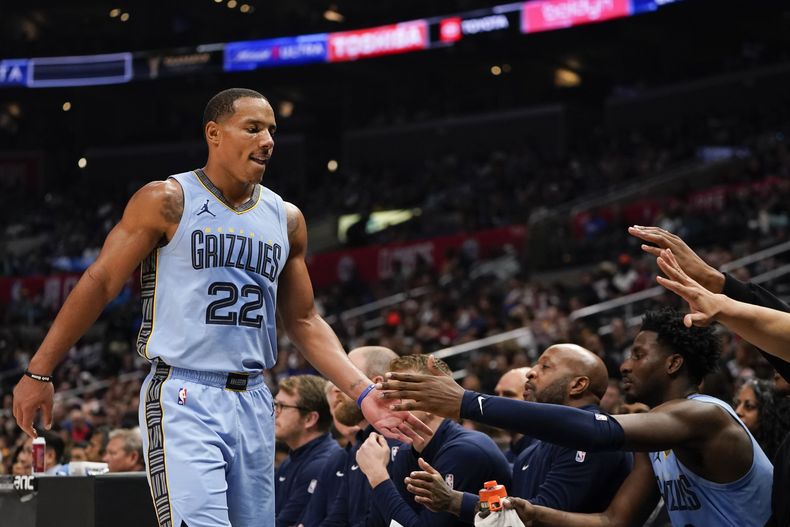 El armador de los Grizzlies de Memphis Desmond Bane (izquierda) se saluda con el banquillo luego de salir de la cancha en la segunda mitad del juego de la NBA ante los Clippers de Los Ángeles, el domingo 12 de noviembre de 2023, en Los Ángeles. (AP Foto/Ryan Sun)