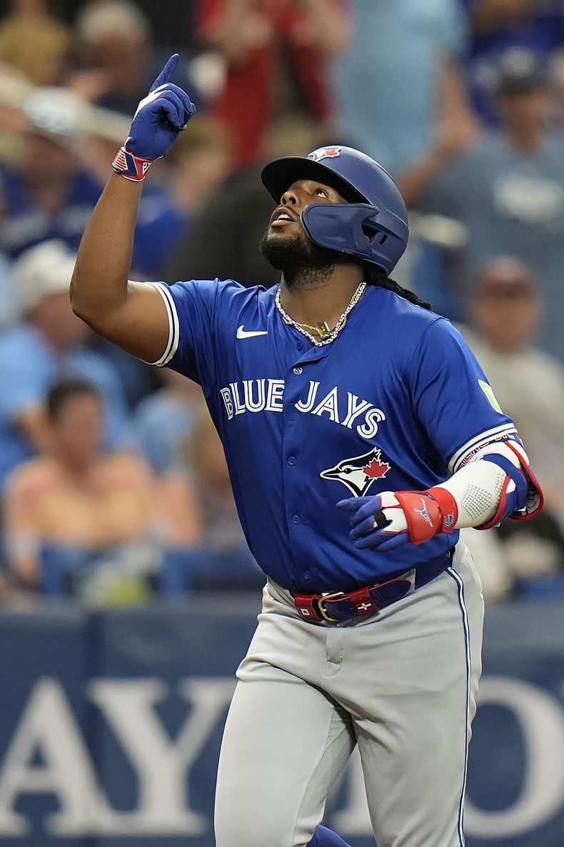 Vladimir Guerrero Jr., de los Azulejos de Toronto, celebra después de su jonrón ante el abridor de los Rays de Tampa Bay, Zach Eflin, durante la sexta entrada del juego de béisbol el jueves 28 de marzo de 2024, en St. Petersburg, Florida (AP Foto/Chris OMeara)