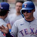 El bateador designado de los Rangers de Texas, Joc Pederson (3), celebra haber anotado gracias a un batazo de Brandon Nimmo en la tercera entrada de un partido de béisbol contra los Bravos de Atlanta, el sábado 18 de julio de 2026, en Atlanta. (Foto AP/Mike Stewart)