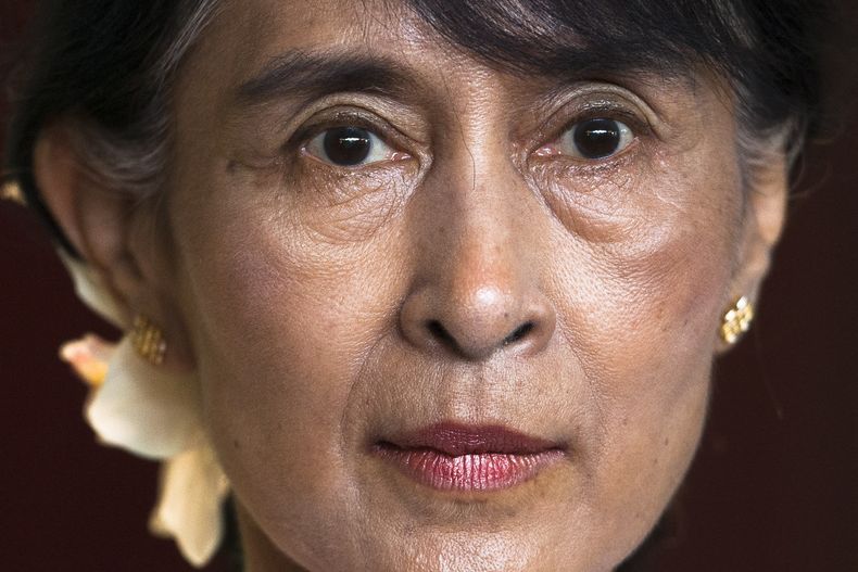 ARCHIVO - En esta imagen, tomada el 15 de junio de 2012, la líder opositora de Myanmar, Aung San Suu Kyi, habla con reporteros tras una reunión con el primer ministro de Noruega, Jens Stoltenberg, en Oslo. (AP Foto/Markus Schreiber, archivo)