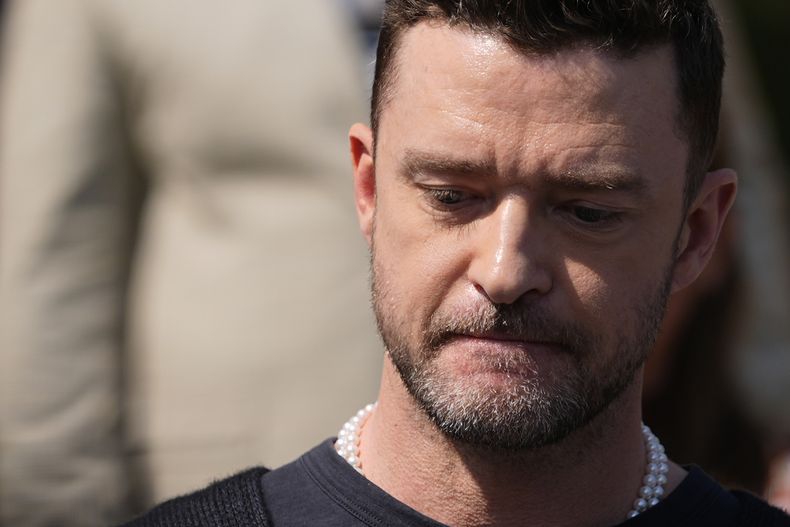 Justin Timberlake habla con la prensa después de una audiencia judicial, el viernes 13 de septiembre de 2024, en Sag Harbor, Nueva York. (Foto AP/Pamela Smith)