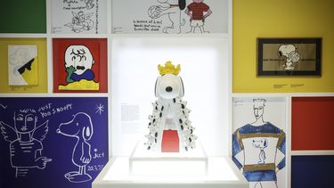 Dibujos de Snoopy se exhiben como parte del 75º aniversario de Peanuts, en la exposición Snoopy In Style en París el jueves 20 de marzo de 2025. (Foto AP/Thomas Padilla)