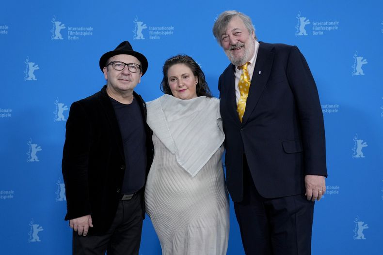 El actor polaco Zbigniew Zamachowski, de izquierda a derecha, la guionista, actriz y directora estadounidense Lena Dunham y el actor y comediante británico Stephen Fry posan en una sesión de la película Treasure en el Festival Internacional de Cine de Berlín en Berlín, el sábado 17 de febrero de 2024. (Foto AP/Ebrahim Noroozi)