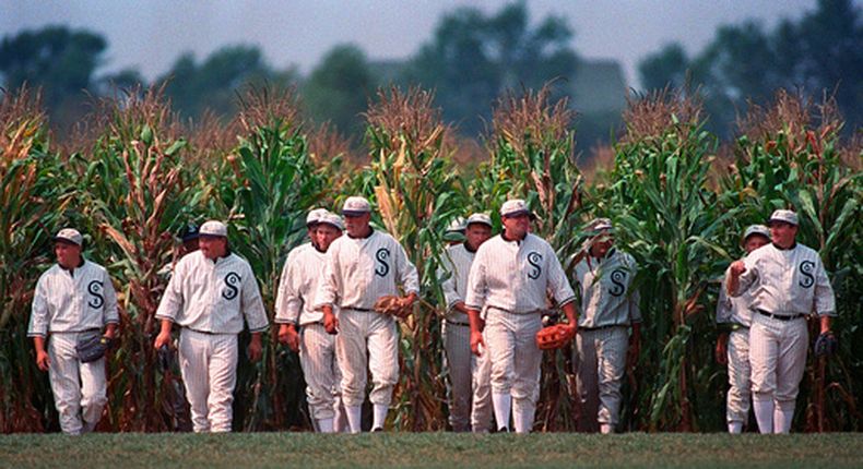 ARCHIVO - Personas caracterizadas como jugadores fantasma emergen del campo de maíz en el escenario de la película Field of Dreams (Campo de sueños) en Dyersville, Iowa, el 22 de junio de 1997. (Foto AP/Charlie Neibergall, Archivo)
