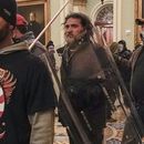 ARCHIVOS - Dominic Pezzola, centro con escudo policial, y otros insurrectos enfrentan a agentes de la Policía del Capitolio frente al recinto del Senado en el Capitolio, 6 de enero de 2021. Pezzola, exmiembro de la milicia de ultraderecha Proud Boys que rompió una ventana del Capitolio durante la insurrección, fue condenado a 10 años de prisión el viernes 1 de setiembre de 2023. (AP Foto/Manuel Balce Ceneta, File)