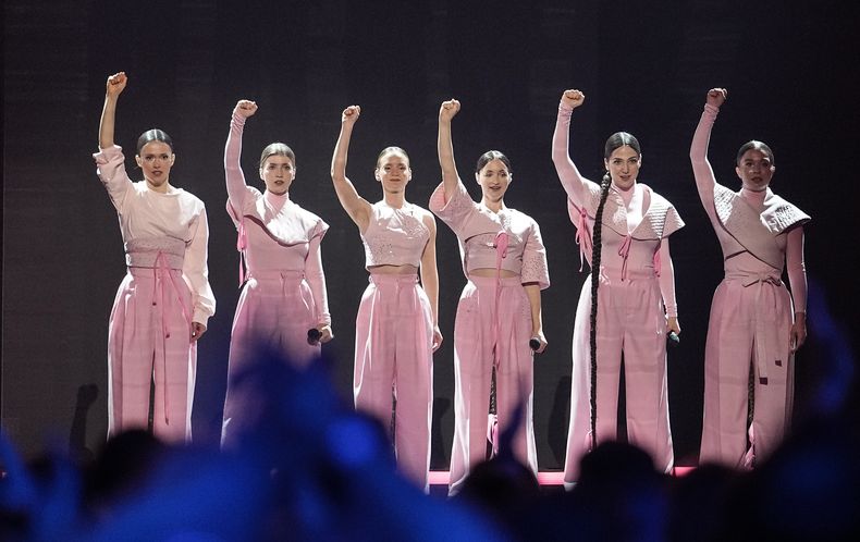Vesna de República Checa se presenta durante un ensayo general para la primera semifinal del Festival de la Canción de Eurovisión en el M&S Bank Arena en Liverpool, Inglaterra, el lunes 8 de mayo de 2023. (Foto AP/Martin Meissner)