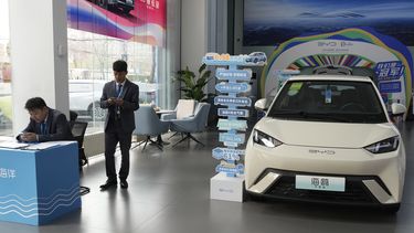 ARCHIVO - Un módulo de ventas cerca del vehículo eléctrico Seagull de la automotriz china BYD en una sala de exhibición en Beijing, el 10 de abril de 2024. (AP Foto/Ng Han Guan, archivo)
