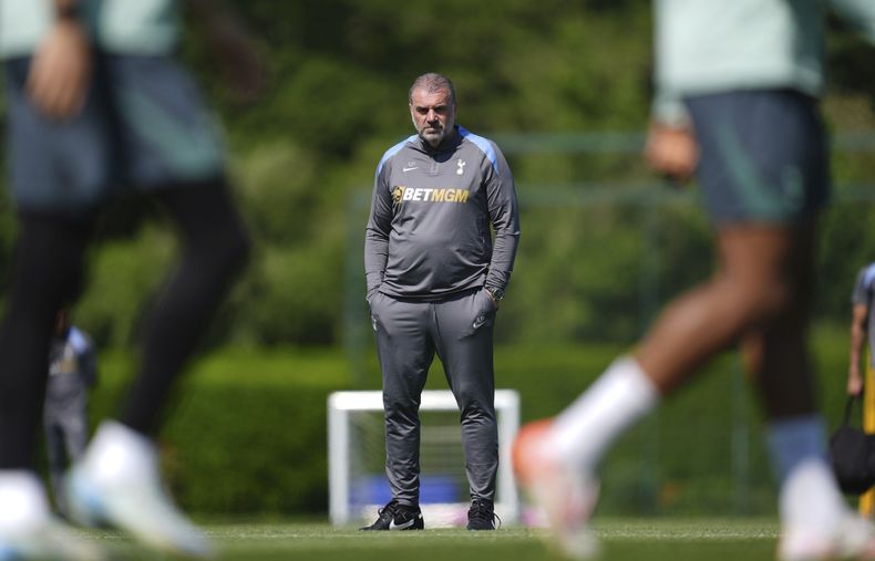 El técnico de Tottenham Ange Postecoglou durante un entrenamiento del equipo, el lunes 12 de mayo de 2025, en Londres. (Ben Whitley/PA via AP)