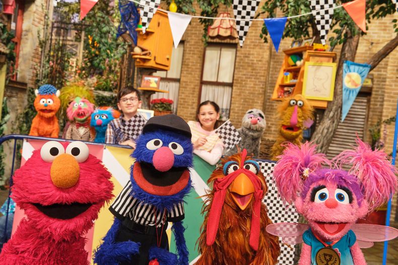 Esta imagen, publicada por Sesame Workshop, muestra a los personajes de los Muppets Elmo (izquierda), Grover (segundo por la izquierda) y Abby (derecha), del episodio de Sesame Street titulado Elmo Runs the Race. (Zach Hyman/Sesame Workshop via AP)