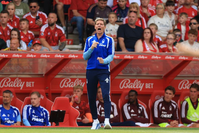 Oliver Glasner, técnico de Nottingham Forest, durante el partido de pretemporada contra Stade Brestois, el domingo 16 de agosto de 2026, en Nottingham, Inglaterra. (Nigel French/PA vía AP)