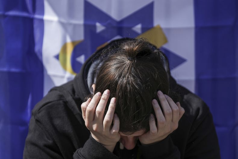 Una mujer reacciona en la llamada “Plaza de los Rehenes” en Tel Aviv, Israel, el jueves 20 de febrero de 2025, a la entrega de los cuerpos de cuatro rehenes israelíes, entre ellos, los de una madre y sus dos hijos, a la Cruz Roja por parte de Hamás en Gaza. (AP Foto/Oded Balilty)