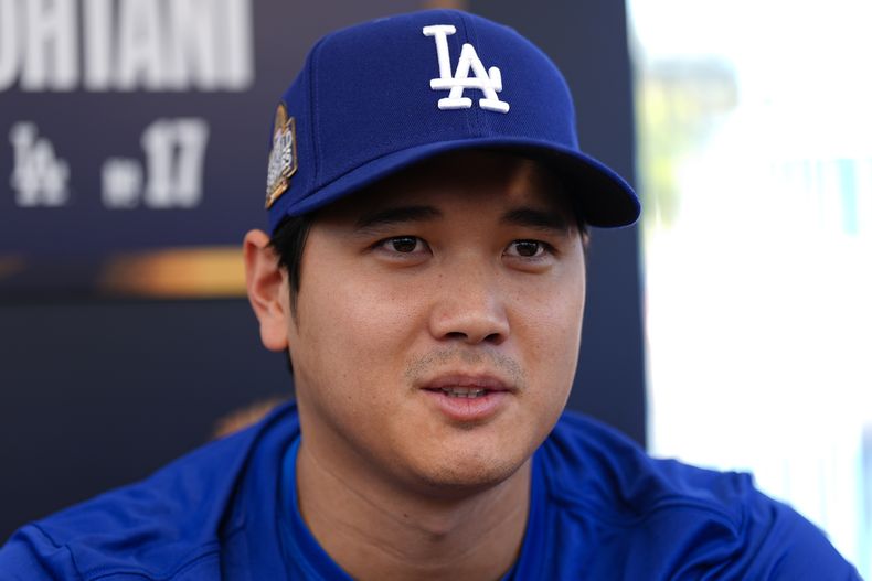 El japonés Shohei Ohtani, de los Dodgers de Los Ángeles, responde a la prensa el jueves 24 de octubre de 2024, un día antes del inicio de la Serie Mundial (AP Foto/Julio Cortez)