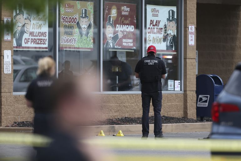 Autoridades: Odio racial fue motivo de matanza en Buffalo