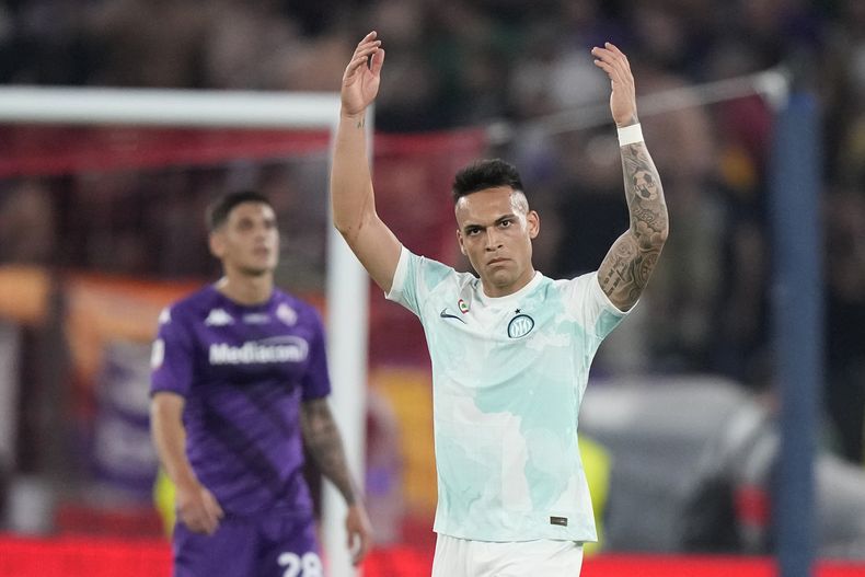 Lautaro Martínez celebra tras anotar el primer gol del Inter de Milán en la victoria 2-1 ante la Fiorentina en la final de la Copa Italia, el miércoles 24 de mayo de 2023, en Roma. (AP Foto/Andrew Medichini)
