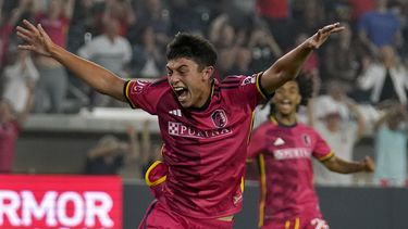 Miguel Pérez, del St. Louis City, festeja luego de anotar en el encuentro ante los Whitecaps de Vancouver, el sábado 27 de mayo de 2023 (AP Foto/Jeff Roberson)