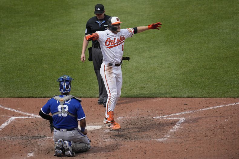 Gunnar Henderson (derecha) de los Orioles de Baltimore celebra tras batear un jonrón ante los Reales de Kansas City, el domingo 11 de junio de 2023. (AP Foto/Jess Rapfogel)