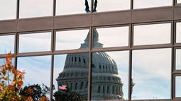 La cúpula del Capitolio a través de las ventanas de un edificio, el martes 4 de noviembre de 2025, en Washington. (AP Foto/Allison Robbert) La cúpula del Capitolio a través de las ventanas de un edificio, el martes 4 de noviembre de 2025, en Washington. (AP Foto/Allison Robbert)