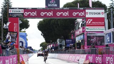 Remco Evenepoel cruza la meta para ganar la 9na etapa del Giro de Italia, el domingo 14 de mayo de 2023, en Cesena. (Gian Mattia DAlberto/LaPresse vía AP)