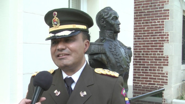 el agregado militar de maduro en washington lo desconoce y respalda a guaido