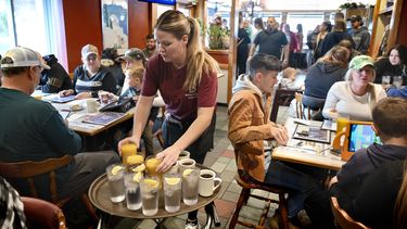 ARCHIVO - La mesera Rachel Gurcik atiende a los clientes del Gateway Diner en Westville, Pennsylvania, el 22 de octubre de 2023. (Tom Gralish/The Philadelphia Inquirer vía AP, Archivo)